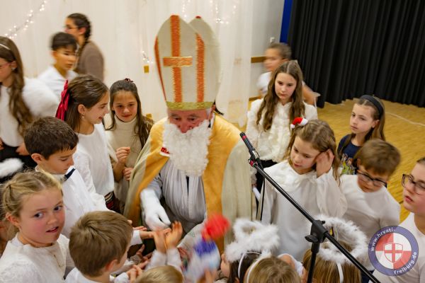 2025-12-07-nikolaus-freiburg-1328DF92C67-A838-68E5-2DE4-37AA81A5F274.jpg